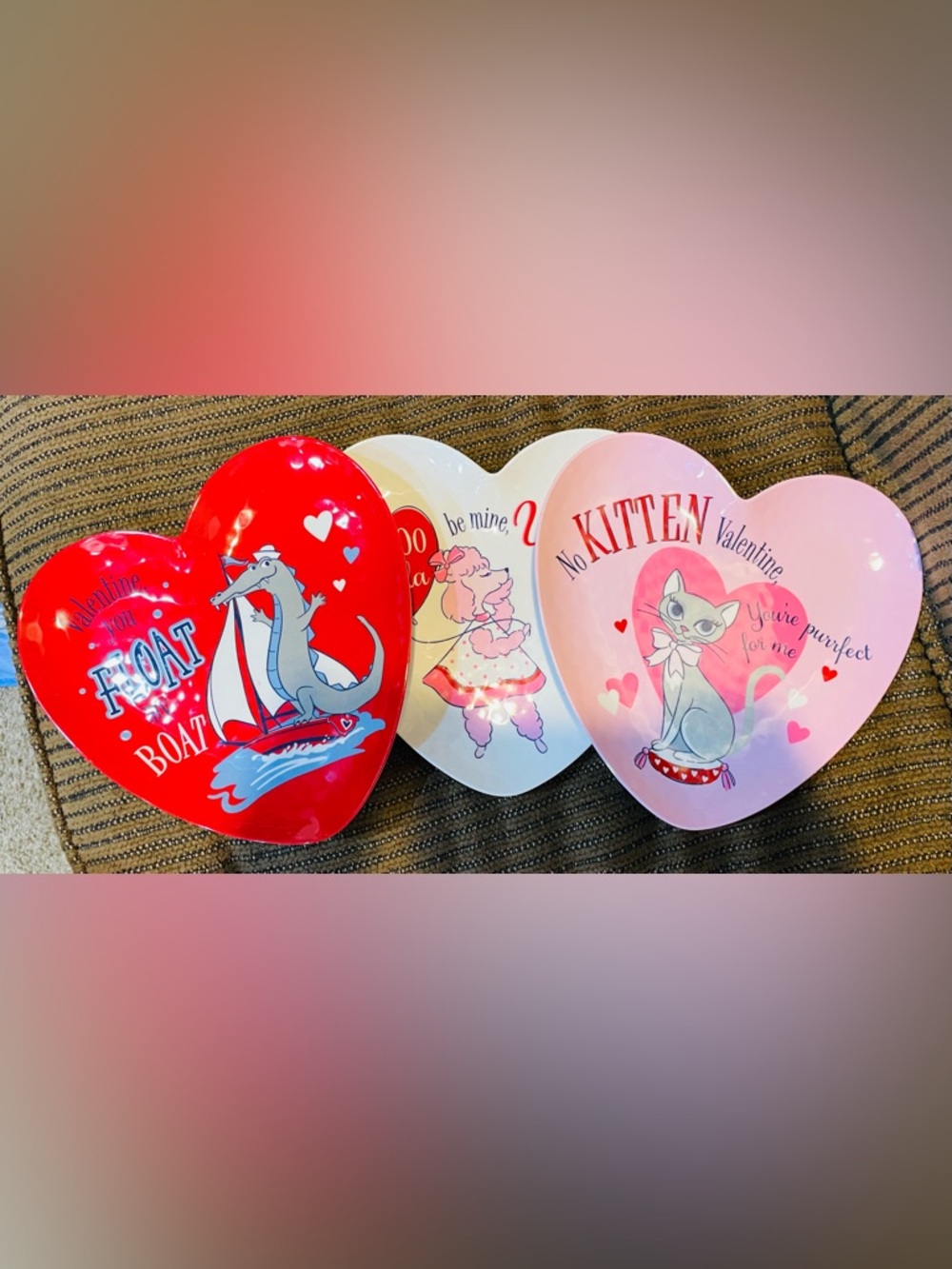 Pottery Barn Kids Heart Shaped Melamine Plates Set of 3 dog, kitten & dino - Picture 4 of 7